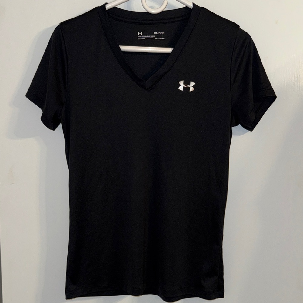 * Under Armour Women's Black V-Neck Tee - small